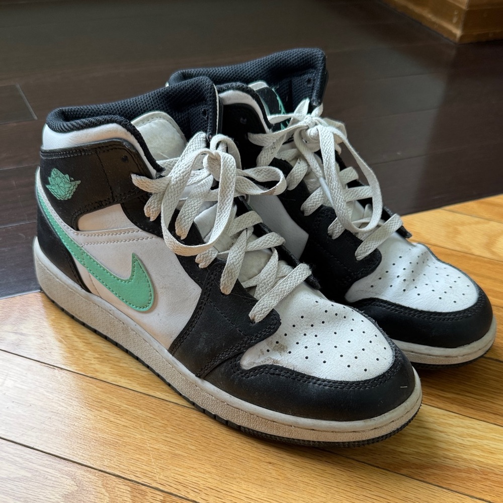 Jordan 1 used 6Y youth high tops.